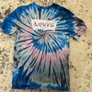 Levi’s t shirt